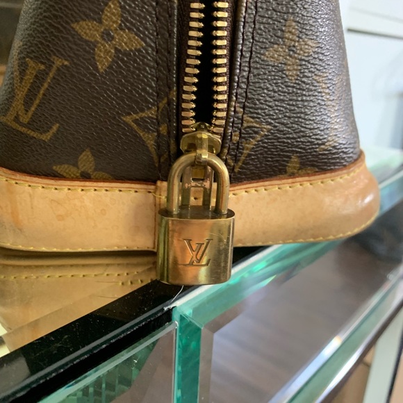 SOLD! AUTHENTIC Louis Vuitton Alma PM Bag - Picture 4 of 8
